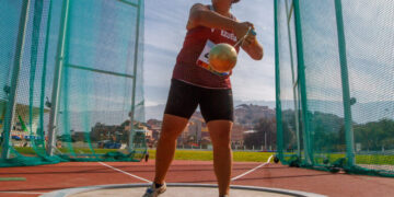 Rosa Rodríguez proyecta podio en martillo 