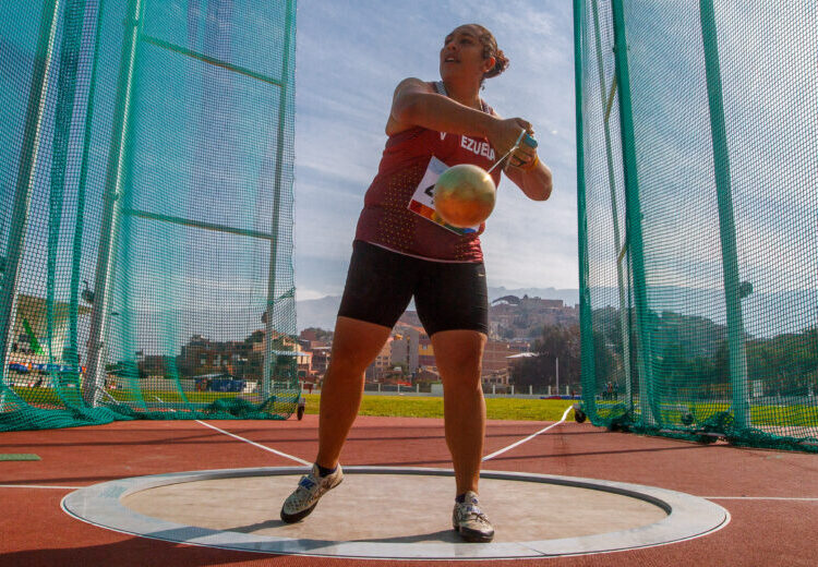 Rosa Rodríguez proyecta podio en martillo 