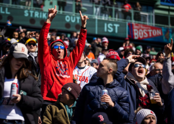 Fans de Red Sox piden a gritos venta del equipo en el Fenway Park