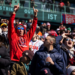 Fans de Red Sox piden a gritos venta del equipo en el Fenway Park
