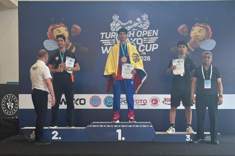 Cobo ganó tres oros en Mundial de Kickboxing
